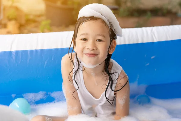 Hermosa Chica Asiática Jugando Una Piscina Inflable Jugando Agua Casa — Foto de Stock
