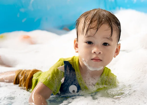 Pequeño Chico Asiático Disfruta Nadando Jugando Con Burbujas Una Piscina — Foto de Stock