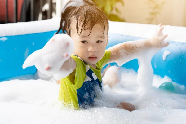 Lindo Niño Divirtiéndose Jugando Con Burbujas Una Piscina Inflable Unas — Foto de Stock