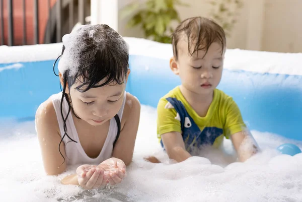 Systrar Och Bröder Leker Gärna Med Vattenbubblor Den Uppblåsbara Poolen — Stockfoto