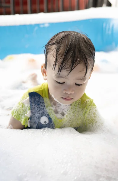 Little Asian Boy Enjoys Swimming Playing Bubbles Inflatable Pool Summer — ストック写真