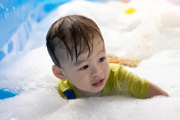 Pequeño Chico Asiático Disfruta Nadando Jugando Con Burbujas Una Piscina — Foto de Stock