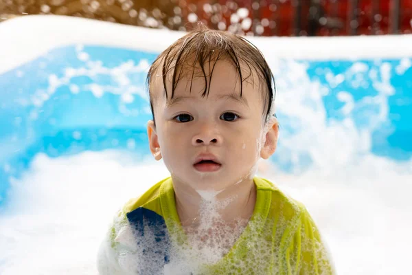 Söt Liten Asiatisk Pojke Simmar Bubblor Uppblåsbar Pool Sommar Vatten — Stockfoto