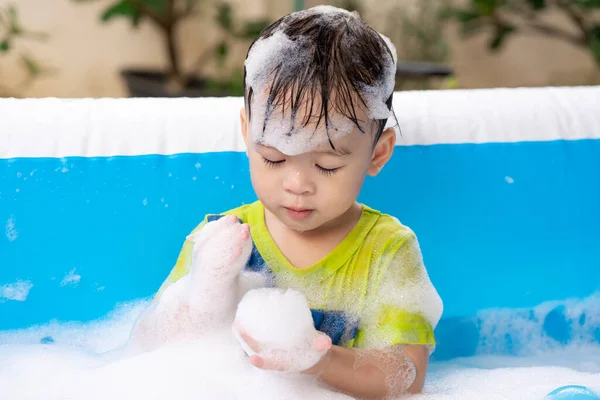 Söt Liten Pojke Som Leker Med Bubblor Poolen Kreativitet Barndomen — Stockfoto