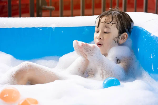 Vacker Asiatisk Flicka Leker Med Bubblor Uppblåsbar Pool Helgen Glad — Stockfoto