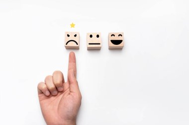 Kötü hizmet kalitesinden memnun olmayan müşteriler anket, anket veya anket sonuçlarında düşük reyting ve olumsuz geri bildirim veriyorlar. Kötü eleştiri, kötü hizmet kötü kaliteden hoşlanmaz, düşük reyting,