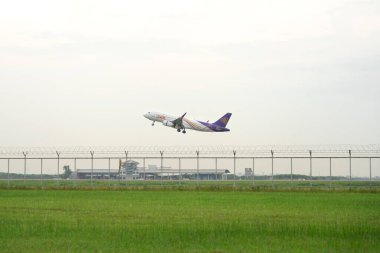 Bangkok Tayland. 06 no.lu Thai Havayolları Suvanarbhumi havaalanından havalanıyor..