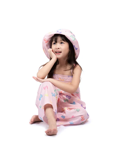 Gyönyörű Ázsiai Lány Mosolyog Fényesen Egy Rózsaszín Ruha Kalap Pihentető — Stock Fotó