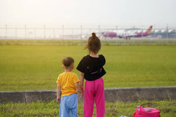 Children Were Excited Happy See Planes Take Land Airport — ストック写真