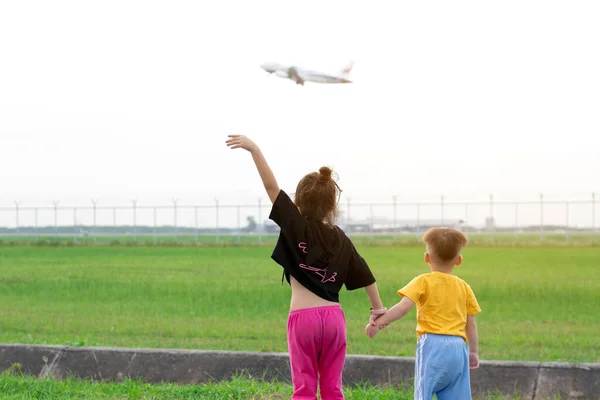 아이들은 비행기가 출발하는 주말에는 — 스톡 사진