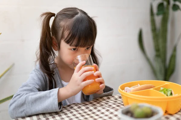 Красивая Молодая Девушка Пьет Апельсиновый Сок Завтрак Столе Дома Ребенок — стоковое фото