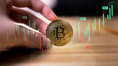 İş ağının bir parçası olarak bitcoinlere el ile dokunmak. Bitcoin kripto para birimi konsepti ve sanal finans şeması, yeni sanal para biriminin dijital sembolü. Kripto para ticareti, takas, nakit.