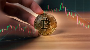 İş ağının bir parçası olarak bitcoinlere el ile dokunmak. Bitcoin kripto para birimi konsepti ve sanal finans şeması, yeni sanal para biriminin dijital sembolü. Kripto para ticareti, takas, nakit.