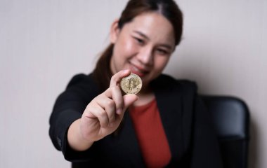 Bitcoin konsepti kripto para değişimi elinde tutan bir iş kadını. Teknoloji ve yatırım dijital. finans, tüccar, yatırımcı, altın Bitcoin nakit, para toplamak