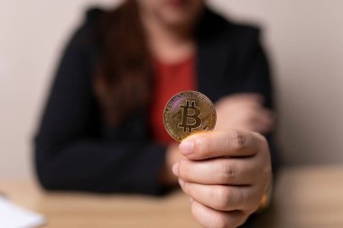 Bitcoin konsepti kripto para değişimi elinde tutan bir iş kadını. Teknoloji ve yatırım dijital. finans, tüccar, yatırımcı, nakit para, yüksek yatırım riski