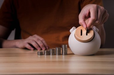 Para toplama, iş adamının domuz kumbarasında para tutması. Finansal planlama, gelecek için para biriktir