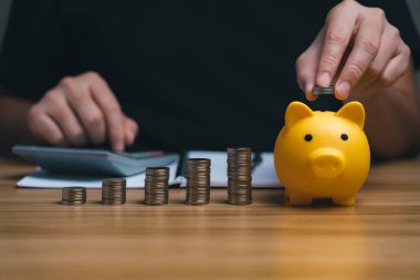 Kumbarada para tutan bir iş adamı. Para büyütmek ve para biriktirmek. Yatırım Dengeleri, Mali Planlama. Emeklilik ve emeklilik, vergi