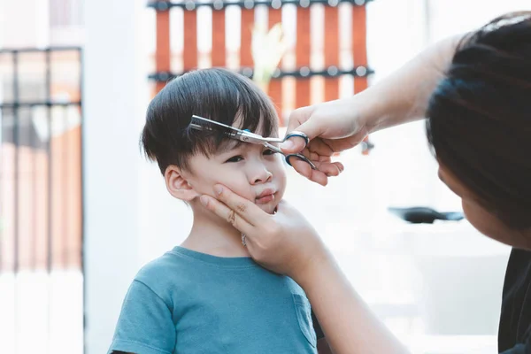 Asijská Matka Stříhá Svého Syna Sama Doma Šťastný Účes Pro — Stock fotografie