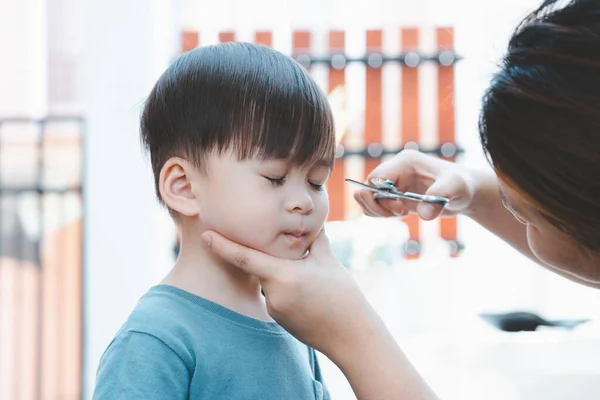 Asiatisk Mor Klipper Sin Sons Hår Själv Hemma Glad Frisyr — Stockfoto