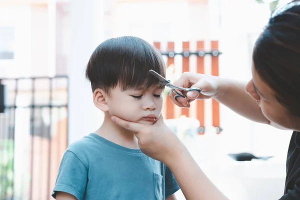 亚洲母亲在家里自己剪儿子的头发 给孩子们理发的好主意 妈妈们很乐意剪孩子的头发 — 图库照片