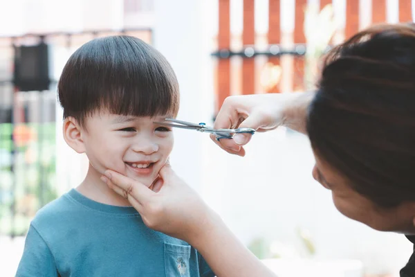 亚洲母亲在家里自己剪儿子的头发 给孩子们理发的好主意 妈妈们很乐意剪孩子的头发 — 图库照片