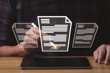 İş adamı sanal ekranda dijital belgelerdeki elektronik belgeleri imzalamak için bir kalem kullanıyor. elektronik imza Teknoloji ve Belge Yönetimi