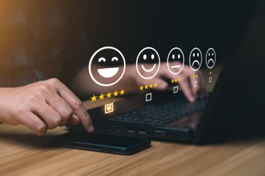 Müşteri memnuniyeti kavramı. 5 yıldızlı yorum yapmak için akıllı telefon kullanan bir iş adamının elleri. Fotokopi alanı. 5 yıldız memnuniyeti, mükemmel bir iş derecesi deneyimi.