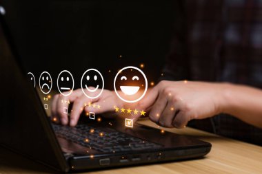 Müşteri memnuniyeti kavramı. Eller yukarı, olumlu duygu gülen yüz ikonu ve kopyalama alanı olan beş yıldız. 5 yıldız memnuniyeti, mükemmel bir iş derecesi deneyimi.