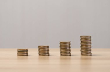 Büyüme bileşiği altın sikkeler. Para artan değer, başarılı finansal iş yatırım konsepti. Emeklilik, emeklilik, enflasyon, sermaye parası