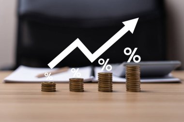 Faiz oranı ve kar payı kavramı. İşadamı gelir hesaplıyor ve yatırımdan yüzde olarak geri dönüyor. Yatırım fonlarından ve hisse senetlerinden elde edilen gelirleri göster. Emeklilik için uzun vadeli yatırım