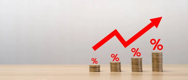 テーブルの上にパーセンテージを示す赤い矢印のコインの山 インフレに関する金融危機 より高い物価上昇とより高価な食料という概念は — ストック写真