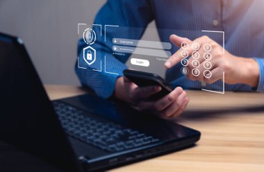 Akıllı telefonlu siber giriş ve şifre kavramı. Veri koruması ve güvenli internet erişimi siber güvenlik. Kullanıcıların kişisel bilgi güvenliği ve şifrelemesine güvenli erişim.