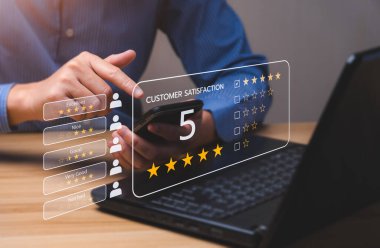 Müşteri memnuniyeti kavramı. 5 yıldızlı yorum yapmak için akıllı telefon kullanan bir iş adamının elleri. Mükemmel iş derecelendirme deneyimi. Memnuniyet derecesi, iyi ve etkileyici.