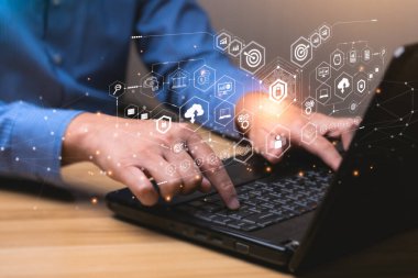 İnternet Güvenlik ve Siber Ağ Kavramları. İşadamı asma kilit simgesiyle dizüstü bilgisayarla çalışıyor. Veri koruması ve kişisel bilgiler. Bilgisayar korsanlarının dijital suçları