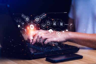 İş adamları yapay zeka sistemlerinin işleyişini tecrübe ederler. Geleceğin teknolojisi sanal ekran arayüzü. Yenilikçi IoT ağ bağlantısı, Dijital dönüşüm