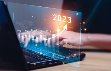 İş adamı 2023 iş büyümesini sanal hologram gramı grafiğiyle planlıyor. Yatırımlardaki gelir ve karı hesapla ve pozitif büyüme göstergelerinde bir artış, Stokların Dönüşü
