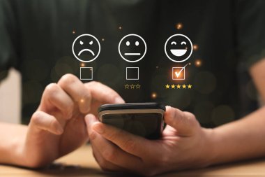 Müşteri memnuniyeti kavramı. İş adamlarının 5 yıldızlı yorumlar için cep telefonu kullanması. Satış servisinden sonra memnuniyet derecelendirme, iyi ve etkileyici. Mükemmel iş derecesi, itibar