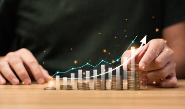 İş adamları, yatırımlarından elde edecekleri grafikler ve oklar ile iş finansmanlarını gelecekte büyütmeyi planlıyorlar. Hisse senedine dönüş. İş stratejisi. Başarı ve motivasyonun gelişimi