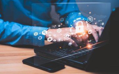 Veri koruma gizlilik kavramı ve internet güvenliği ve siber ağ. Dizüstü bilgisayarı ve asma kilit simgesi olan veri koruma programcısı. Bilgisayar korsanlarının dijital suçları. Müşteri gizli bilgileri.