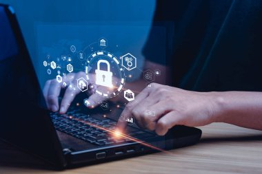 Veri koruma gizlilik kavramı ve internet güvenliği ve siber ağ. Dizüstü bilgisayarı ve asma kilit simgesi olan veri koruma programcısı. Bilgisayar korsanlarının dijital suçları. Müşteri gizli bilgileri.