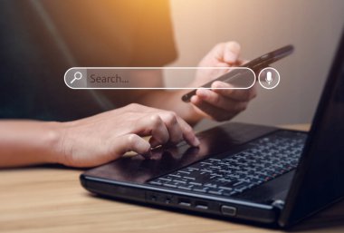 Arama motoru konsepti. İnternette bilgi aramak için araçlar veya programlar. Erkeklerin elleri bilgisayarlarını arama motorlarını kullanarak bilgi bulmak ve online işinizi geliştirmek için kullanır..