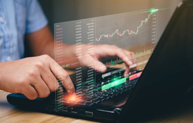 İş adamı Forex ticaret grafiği finansal verilerini analiz ediyor. İş finans geçmişi. Borsa Yatırım Fonları ve Dijital Varlıklar. dijital pazarlama teknolojisi.