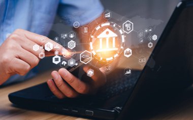 İşadamı bilgisayarında online bankacılık kullanıyor ve ödemelerini yapıyor. Dijital pazarlama. Finans ve bankacılık ağı. Çevrimiçi alışveriş ve müşteri ağı bağlantı simgeleri, Siber Güvenlik. İş teknolojisi.