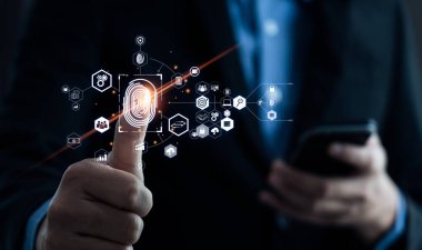 İş adamı kişisel finansal bilgilere ulaşmak için parmak izini kullanıyor. Biyolojik güvenliğe. Siber güvenlik ve hacker koruma teknolojisi, kimlik doğrulama, dijital finansal bilgi