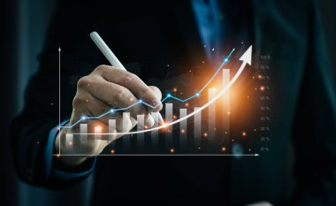 Stratejik planlama, İşadamı ya da tüccar artan bir sanal hologram stoku gösteriyor. Takasa yatırım yap. başarı, strateji, iş teknolojisi geçmişi