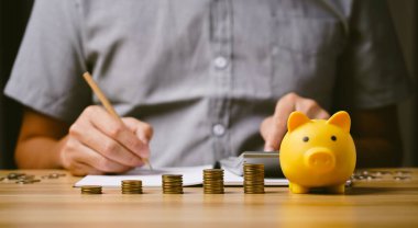 Gelecekteki maliyetler için tasarruf planlama, sabit mevduat hesabı, sabit yatırım yatırım yatırım yatırım fonları, çeşitli yatırımları öğrenim. İşadamı para biriktirir ve mali hesapları kurtarır.