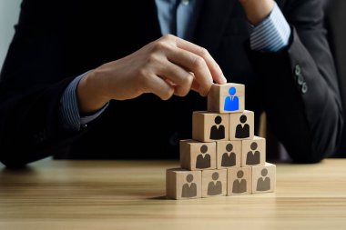 HRM veya İnsan Kaynakları Yönetimi. İş adamları insan gücü ya da İnsan Kaynakları Planlama planlıyorlar. İnsan kaynakları yönetimi stratejisi, tahta bloktaki insan gelişimi için simge yöneticisi seçin. İşçiler, çalışanlar