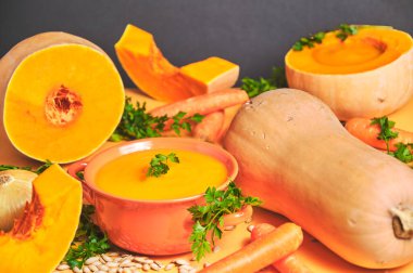 Cadılar Bayramı için balkabağı hazırlıkları siyah arka planda ve balkabağı portakalının baskın olduğu yerde.