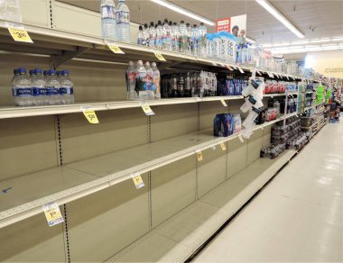 Biden Yönetimi 'nin hiperenflasyon ve tedarik zinciri aksaması ve Amerika' yı sosyalist bir ülkeye dönüştürme planları yüzünden marketlerdeki bu gibi boş raflar giderek yaygınlaşıyor.. 