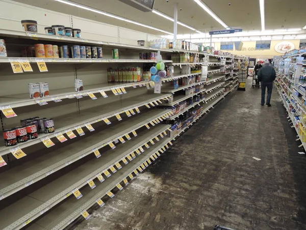 Biden Yönetimi 'nin hiperenflasyon ve tedarik zinciri aksaması ve Amerika' yı sosyalist bir ülkeye dönüştürme planları yüzünden marketlerdeki bu gibi boş raflar giderek yaygınlaşıyor.. 